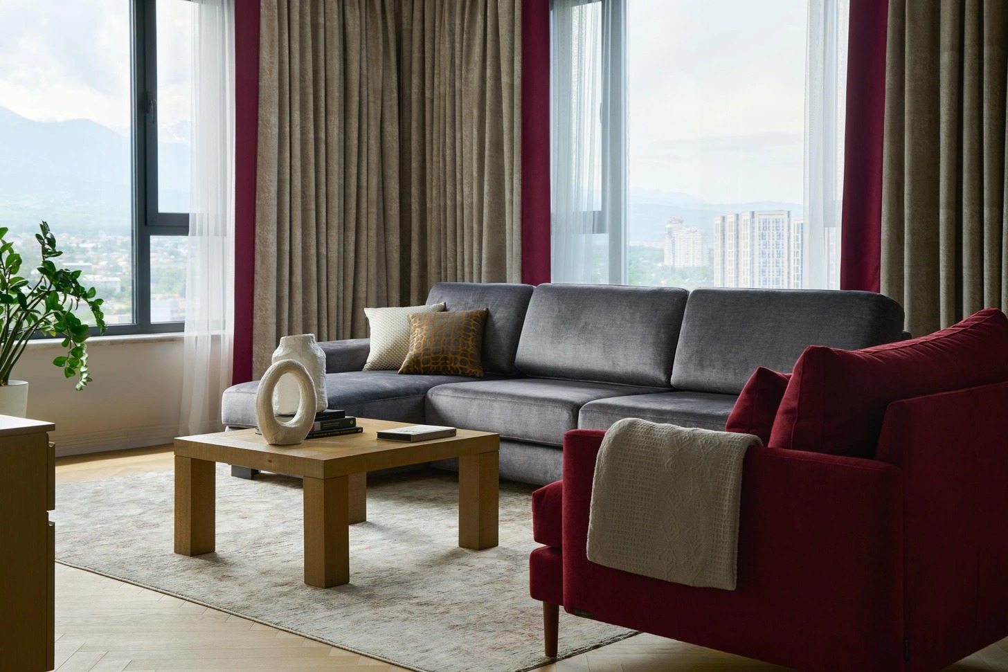 Интерьер-подарок с видом на горы